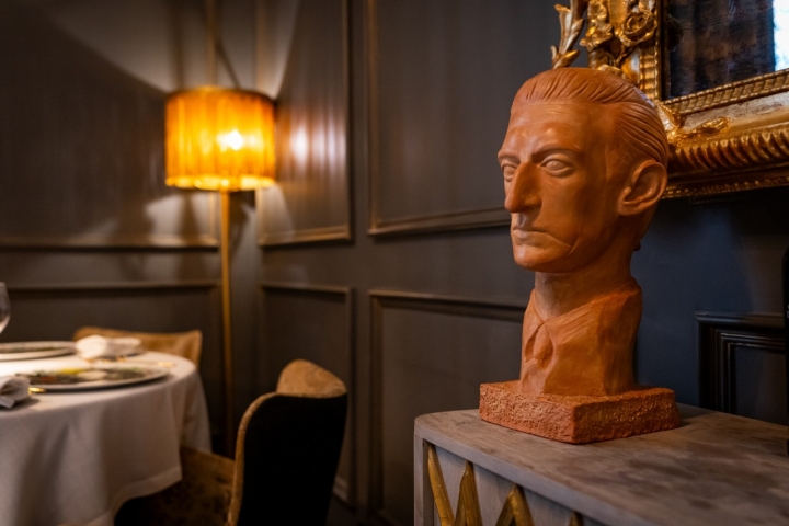 Un busto del famoso torero decora la sala.