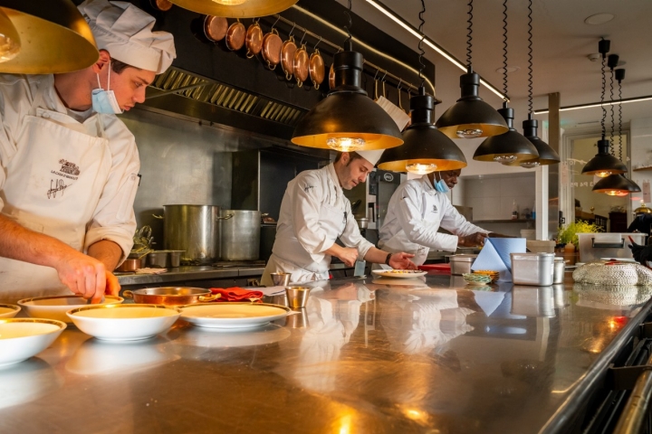 El ritmo en la cocina del restaurante es frenético.