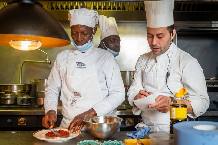 Cocineros en cocina.
