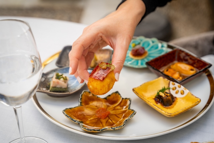 Croqueta de jamón ibérico. el steak tartar de novilla brava sobre blinis, sándwich de foie, berenjenas a la miel de caña y miso, mejillón en escabeche y anguila ahumada con alga frita.