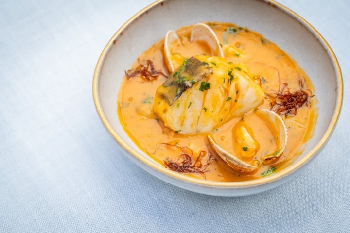 Bacalao en emulsión de gamba roja y espárrago blanco.