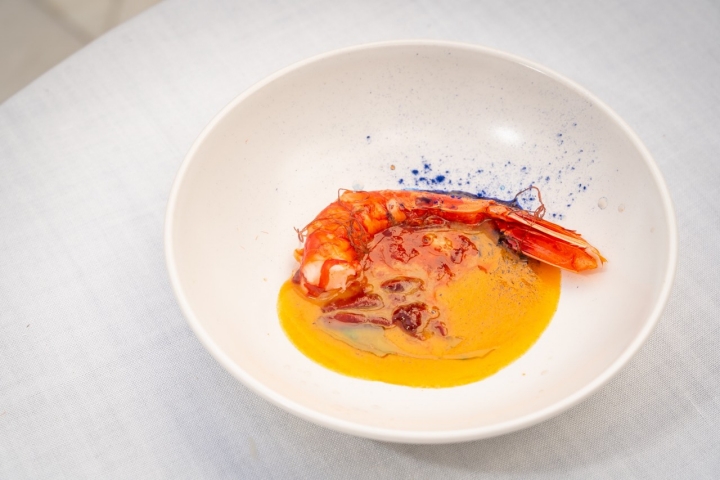 Carabinero a la parrilla con cremita de sus interiores perfumado con citronella.