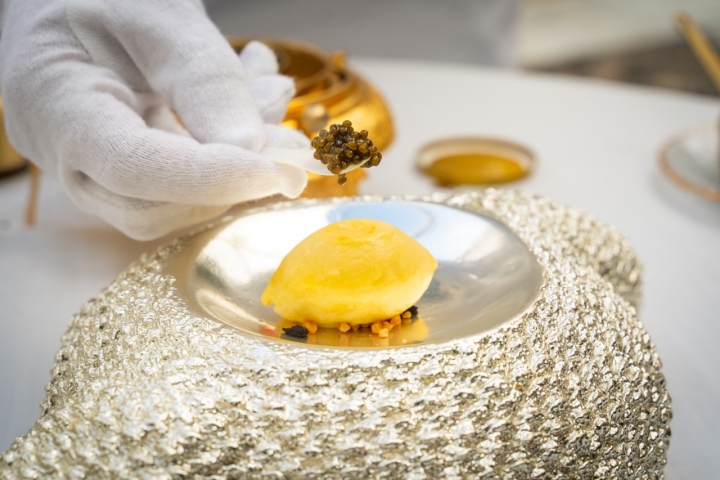 Sorbete de maracuyá y caviar con gel de endrinas.