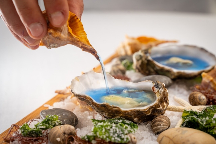 Ostra al natural con ficocinaninas.