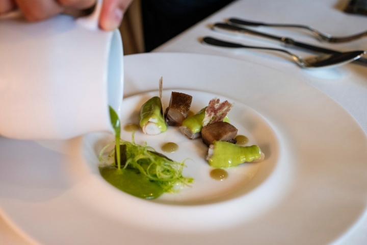 Plato de morros de cerdo y navajas del restaurante Casa Marcial (Asturias).