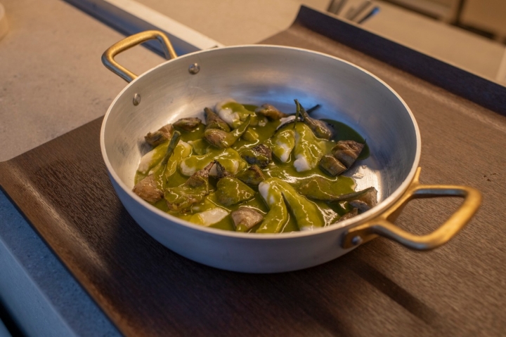Alcachofas frescas a la brasa con cocochas de bacalao en salsa verde