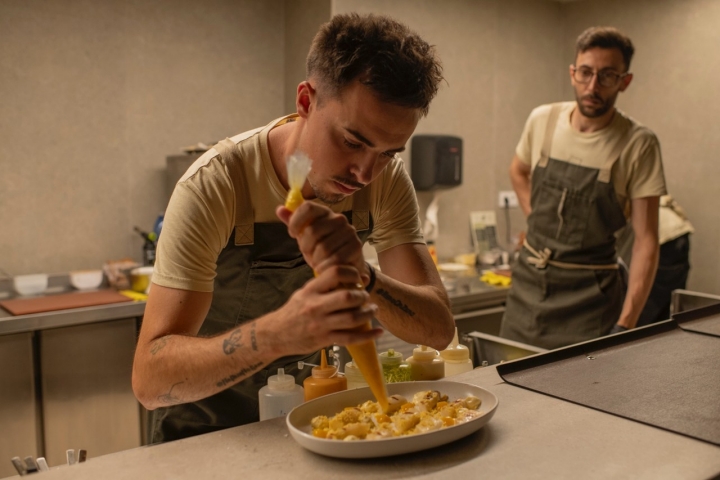 Javier terminando el plato de espárragos