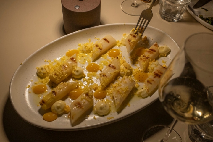 Los últimos espárragos de temporada marcados en la parrilla