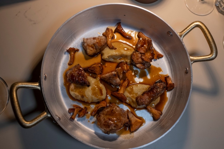 Molleja de ternera lechal con parmentier de patata ahumada y setas silvestres