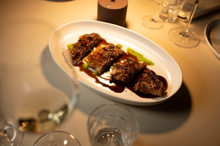 Falda melosa de cordero con jugo a la hierbabuena y tomillo fresco