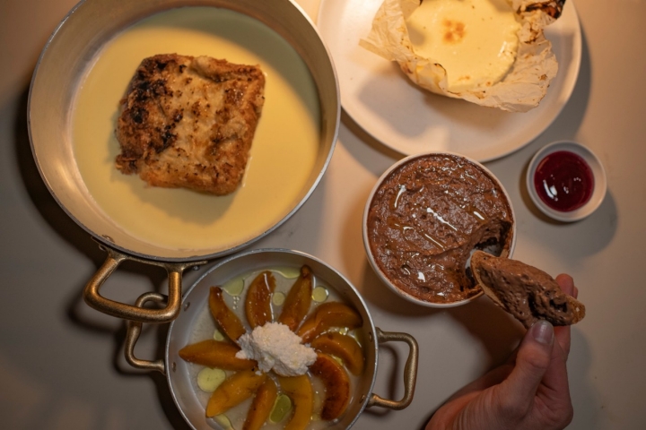 Torrija empapada en leche ahumada y caramelizada en parrilla, melocotón caramelizado a la brasa, tarta de queso y mousse de chocolate ahumado