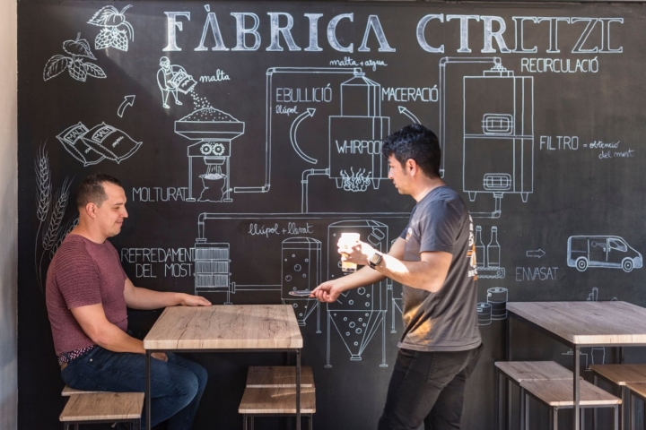 Un cliente en la cervecería Ctretze Pirineus