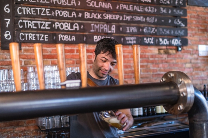 Abel Sánchez, propietario de Ctretze Pirineus, sirviendo una cerveza.
