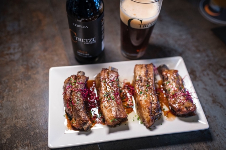 Costillas de cerdo confitadas con reducción de ratafía.