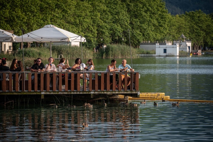 Este Solete se encuentra en un maravilloso entorno natural.