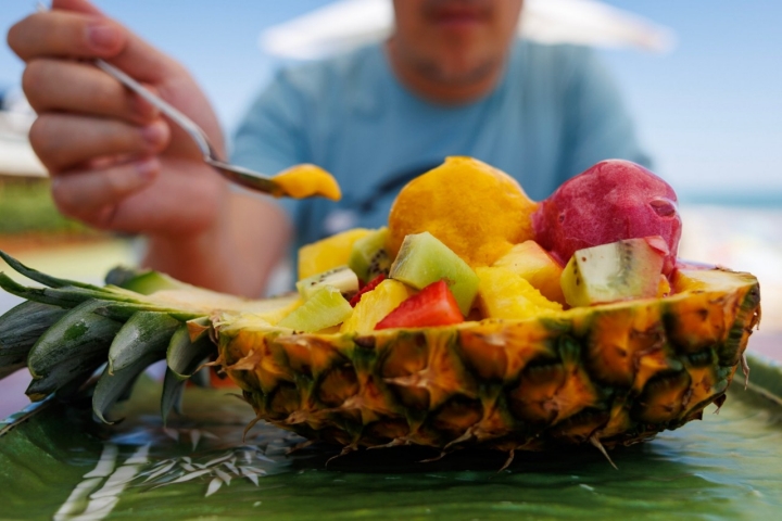 Una piña rellena con sorbetes para refrescarse