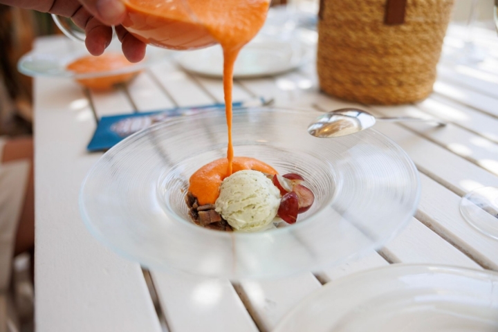 El refrescante salmorejo con helado de albahaca, uvas y anchoas del Cantábrico