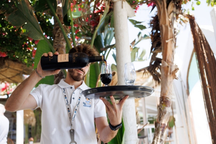 La carta de vinos es corta, pero con referencias de las DO clásicas y de Cádiz