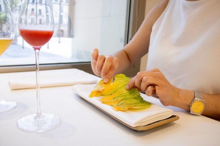 La flor de calabacín con sangría de fresa es uno de los aperitivos que componen el menú 'Esplendor'