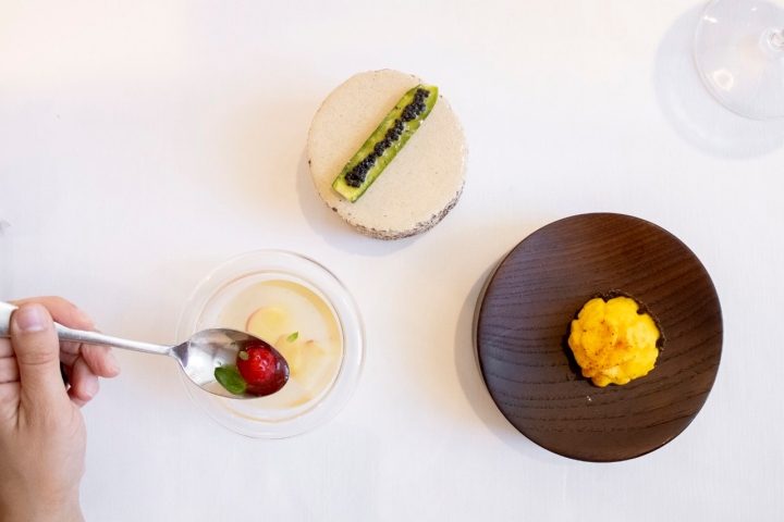 Ensalada líquida de tomate, calabacín con caviar y tosta con chía, calabaza y naranja