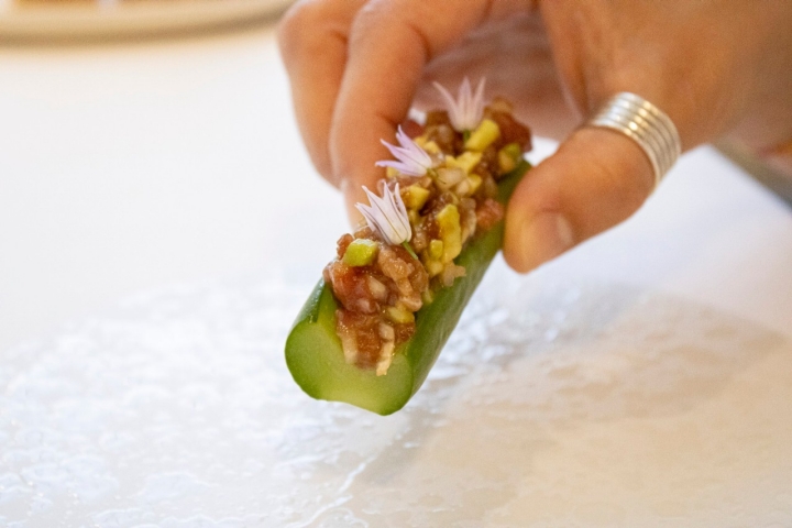 Aperitivo de pepino con tartar de atún rojo