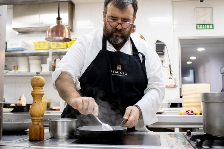 Luis Salcedo se desempeña en cocina, mientras que la sala es el territorio de Juan