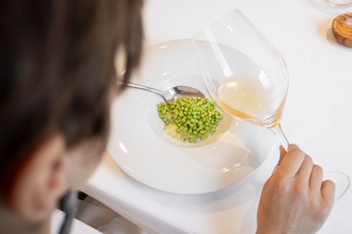 El guisante lágrima se sirve junto a 'kokotxa' de merluza al pilpil