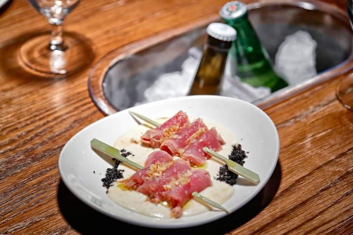 Lo que se come aquí son básicamente brochetas al carbón deliciosas.