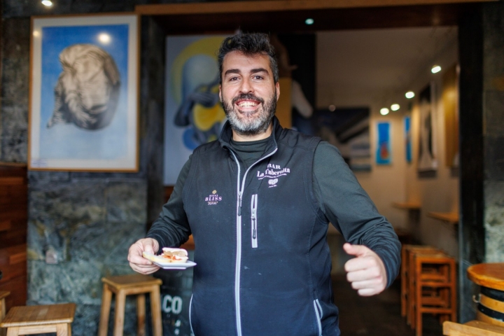 'La Tabernita' mantiene la tradición dobladillera en pleno barrio de La Viña.