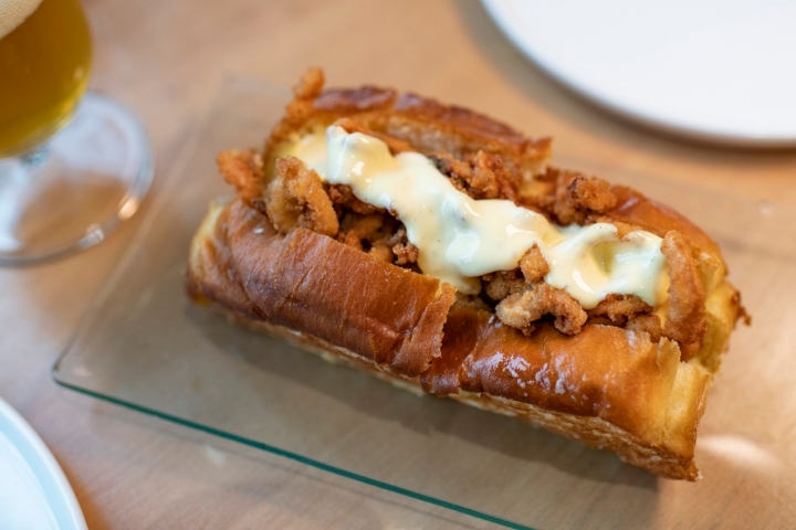 Chef: Alex García de la Fuente Jefe de sala su hermano Adrián Bocadillo de calamares  ali oli, y pongamos que hablo de Madrid