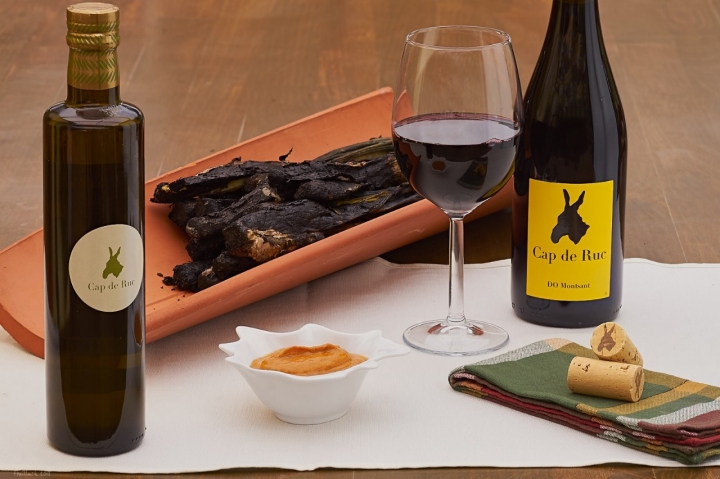 Es habitual que los calçots se sirvan en una teja. Foto: Facebook ‘La Serra’