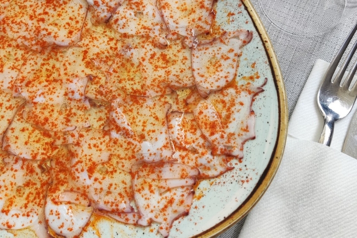 Aquí el pulpo 'a feira' se toma en láminas. Foto: Facebook 'O Sendeiro'