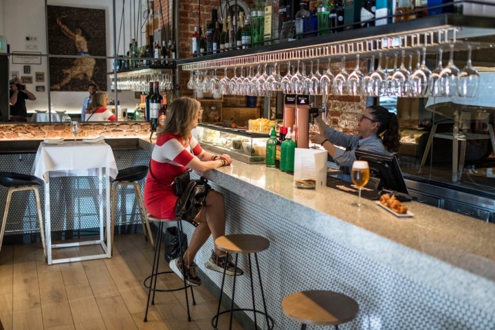 Donde Comer Torreznos en Madrid La Raquetista barra
