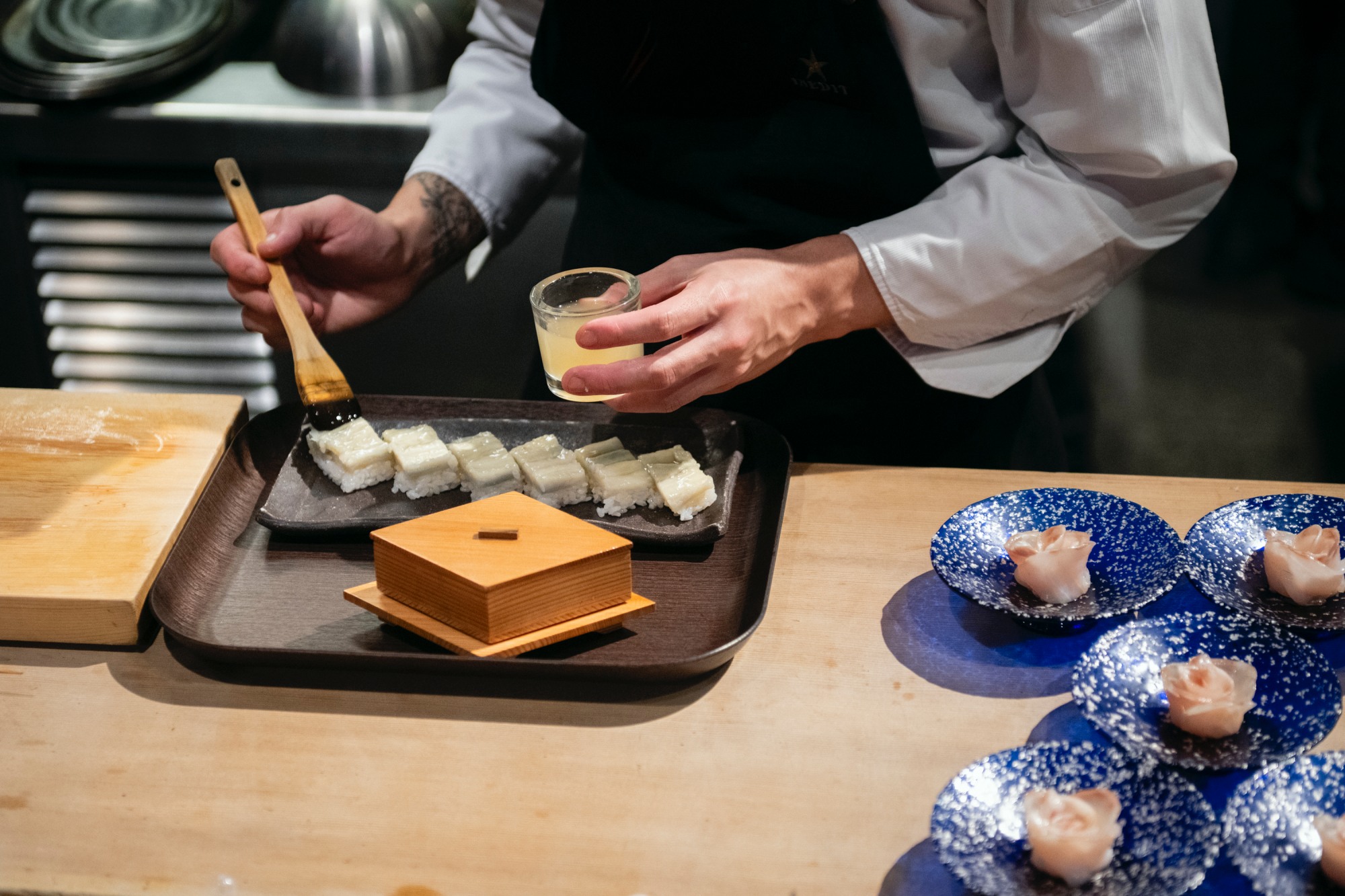 Preparaciones en la barra del Dos Palillos 