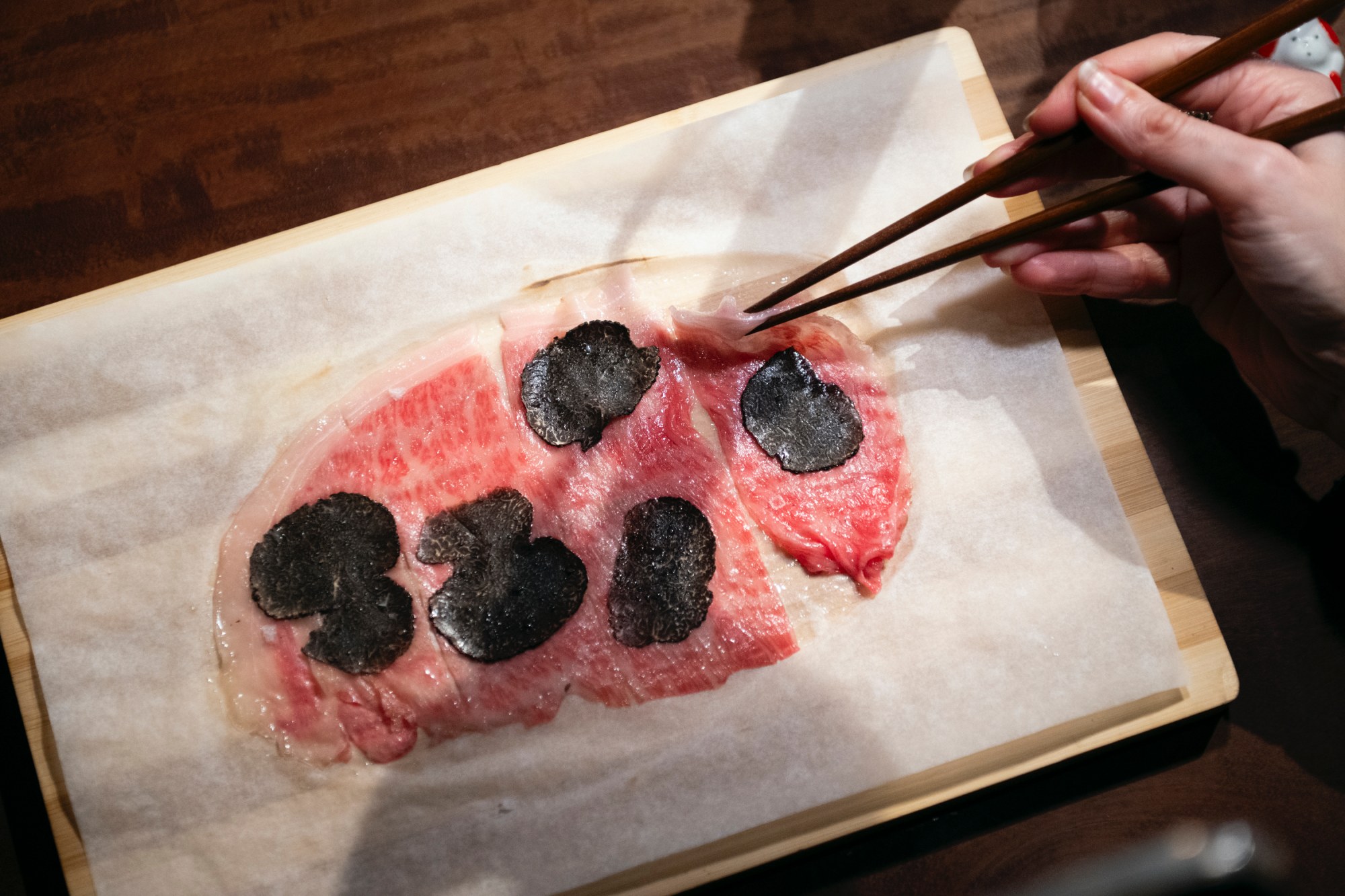 Waygu A5 planchada sobre la barra con trufa laminada