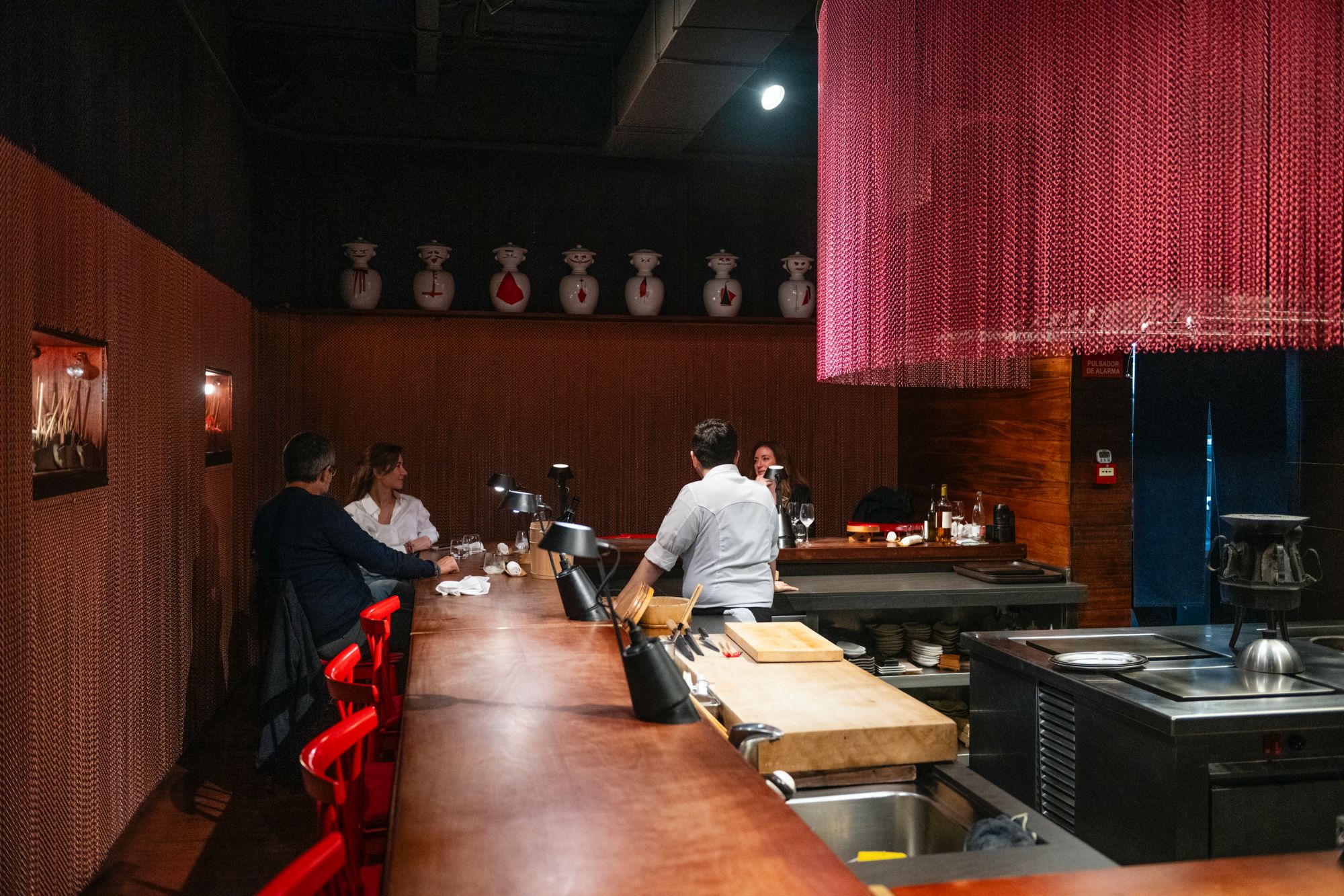 La barra del Dos Palillos puede acoger a unos 18 comensales.