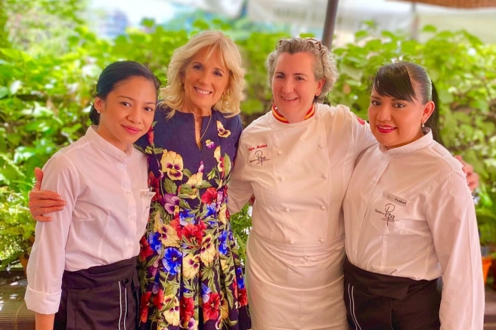 Jill Biden no dejó escapar la oportunidad de probar los tomates de 'El Qüenco de Pepa'. Foto: Instagram