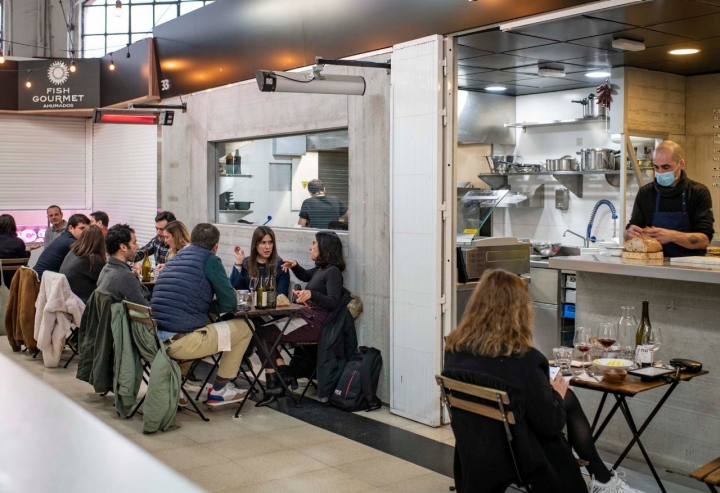 Cinco mesas que siempre están llenas de clientes satisfechos.