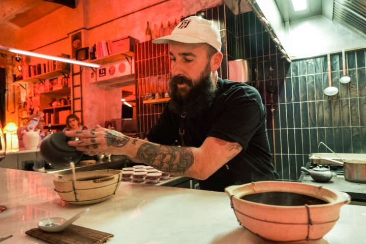 Carlos sirviendo el caldo del cocido.
