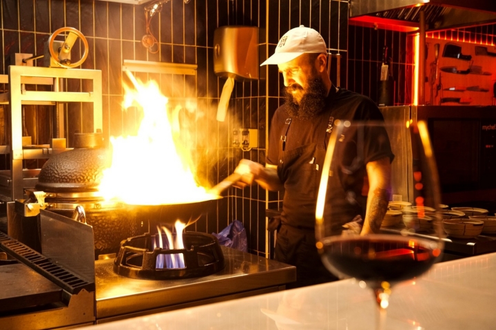 Carlos en la cocina controlando el fuego.