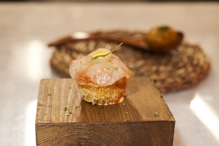 Croqueta de marisco, carpaccio de gamba, mayo chili.