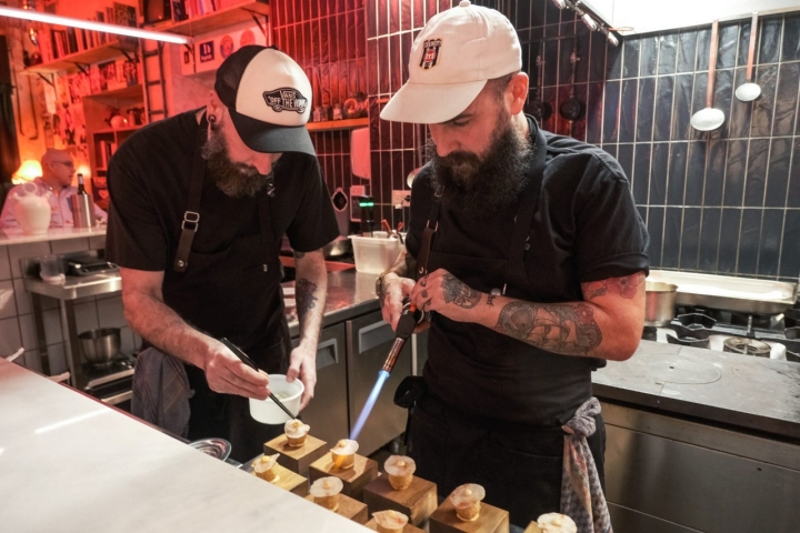 Carlos e Ismael emplantando el que será el primer pase del menú: la croqueta.
