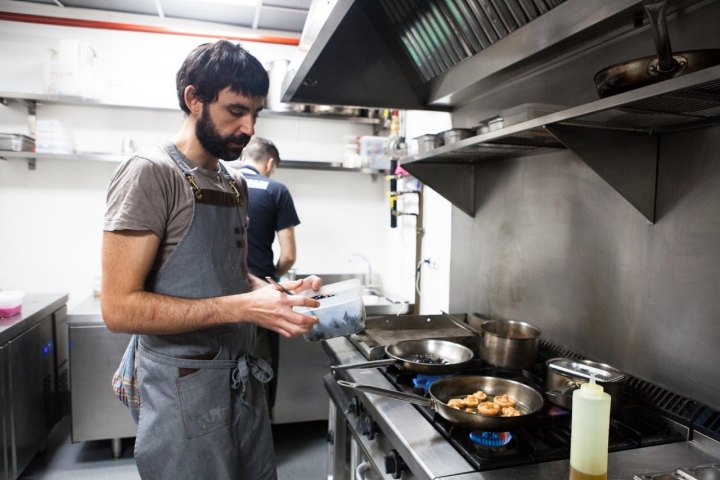 Pablo, cocinero de 'El Brote' pone el broche de oro al mimo con el que los dueños eligen las setas.