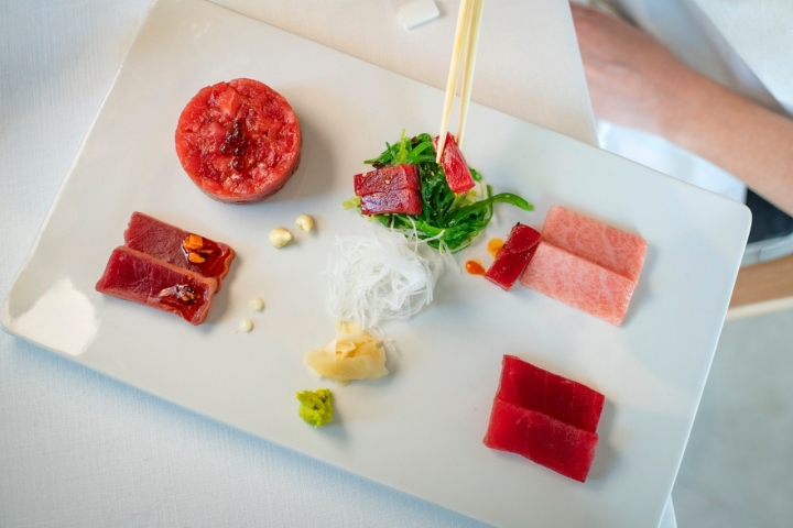 Surtido de crudo de atún rojo.