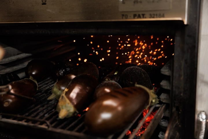 Las brasas son protagonistas en este nuevo restaurante.