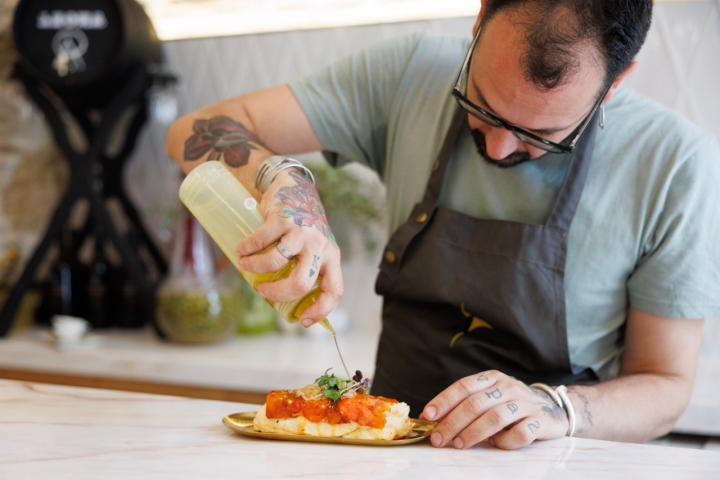 La carta de platos para arrancar y compartir está centrada en esa memoria local.