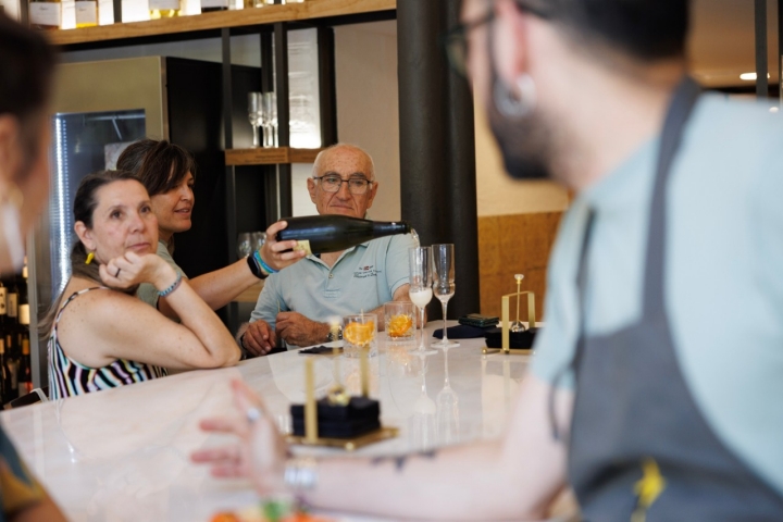 Tocas el botón del champán y te sirven una copa inmediatamente.