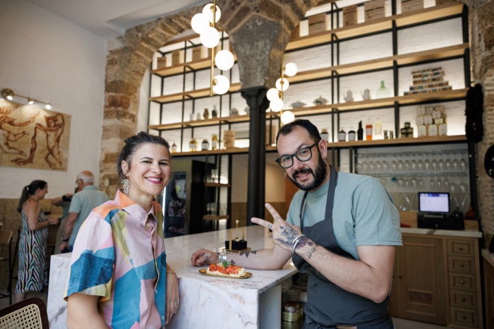 Carmen y Víctor, al frente de ‘El Ángelus’, en la Plaza de Candelaria de Cádiz.