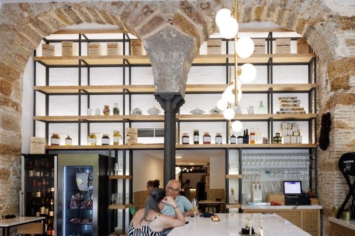 Los arcos y bloques de la autóctona piedra ostionera a la vista.