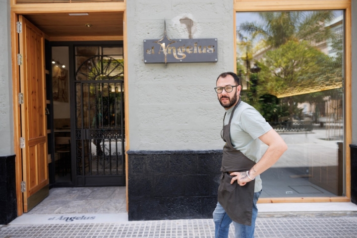 Víctor Piñero, frente al restaurante.